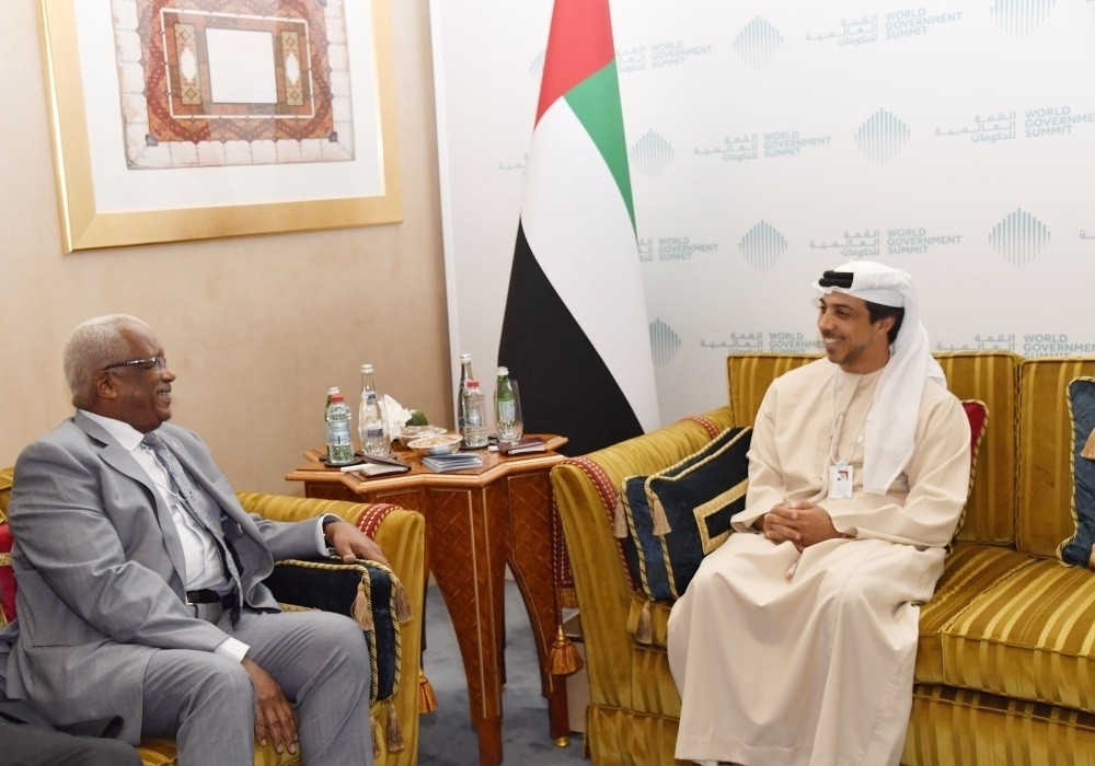 منصور بن زايد يلتقي محافظ البنك المركزي السوداني