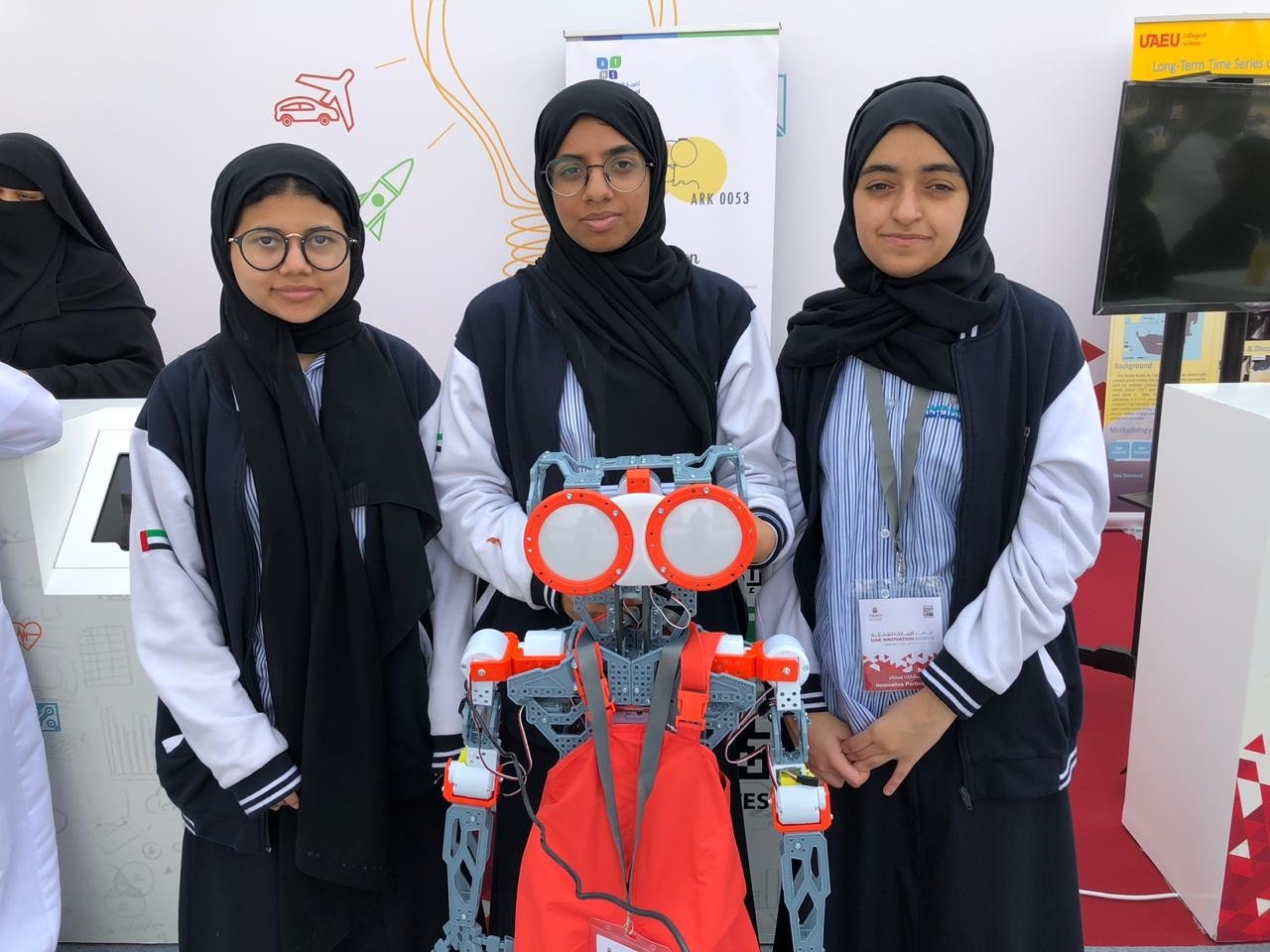 ثلاث طالبات يبتكرن «روبوت» صديقاً لأصحاب الهمم والمرضى