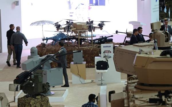 زوارق مسلحة .. روبوتات عسكرية وهاتف بمواصفات أمنية فائقة في «آيدكس» و«نافدكس» 2019