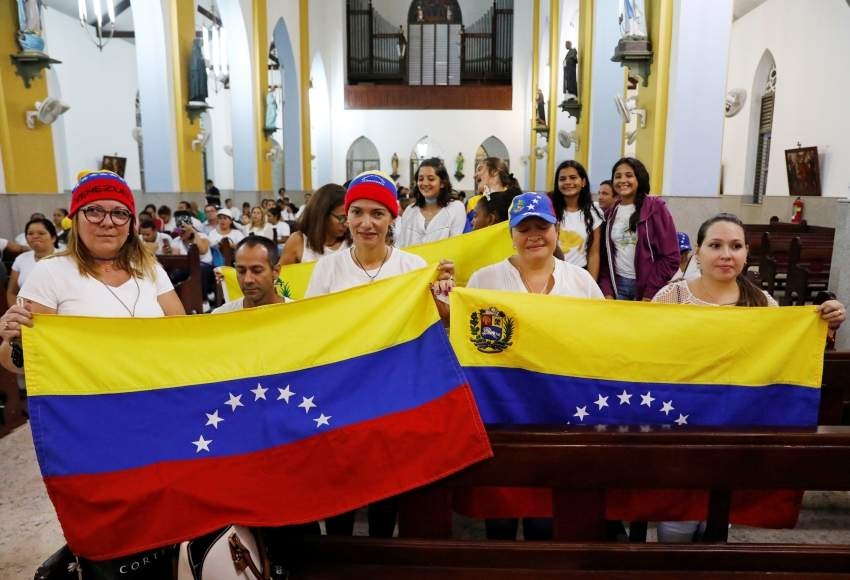 غوايدو يتحدى مادورو ويظهر في كولومبيا