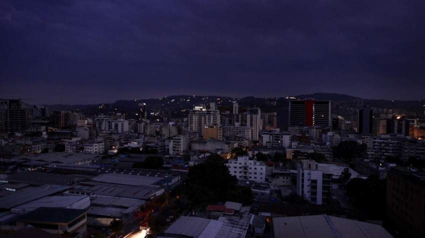بعد أن عمّ الظلام البلاد .. فنزويلا تشكو حرباً «كهربائية إمبريالية»