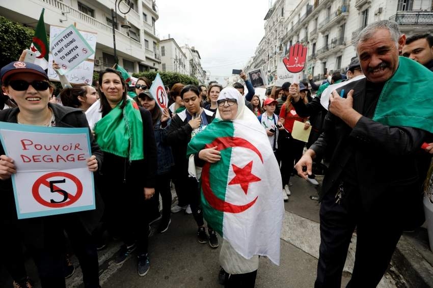 الحكومة الجزائرية تواجه الاحتجاجات بتبكير عطلة الجامعات