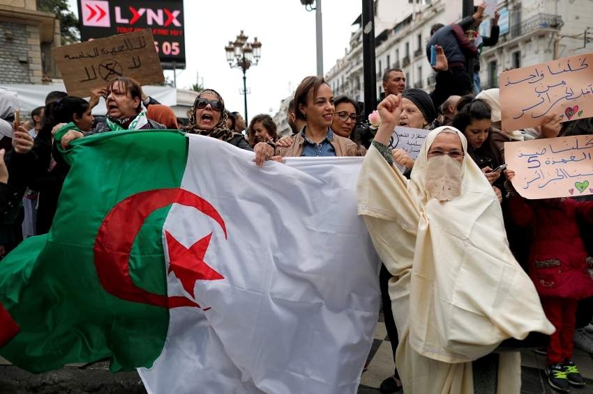 الحكومة الجزائرية تواجه الاحتجاجات بتبكير عطلة الجامعات