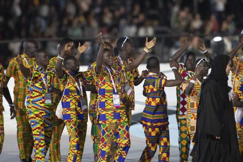 رقصات وأزياء شعبية تخطف الأنظار في طابور وفود الأولمبياد الخاص