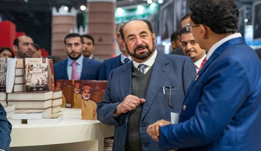 سلطان القاسمي يزور جناح الشارقة في معرض باريس الدولي للكتاب