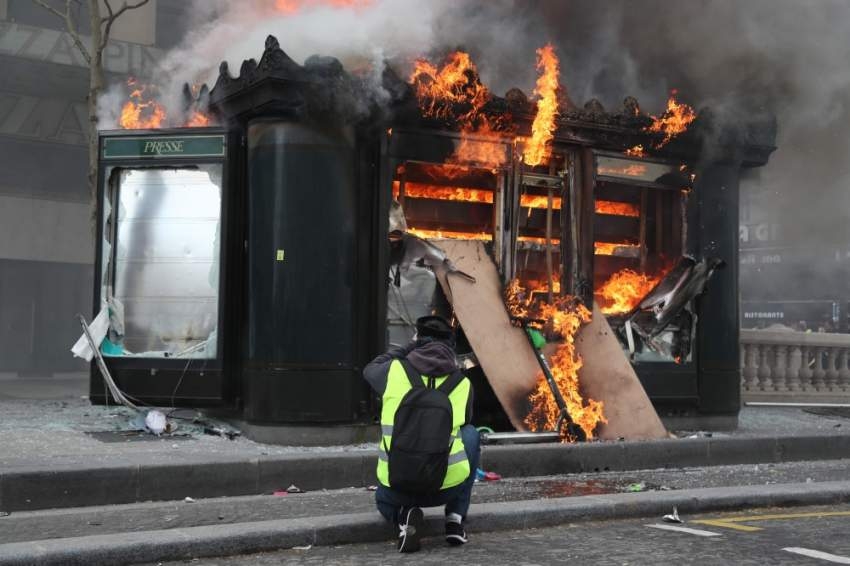 فرنسا: قوات الشغب تطلق الغاز المسيل للدموع ضد السترات الصفراء