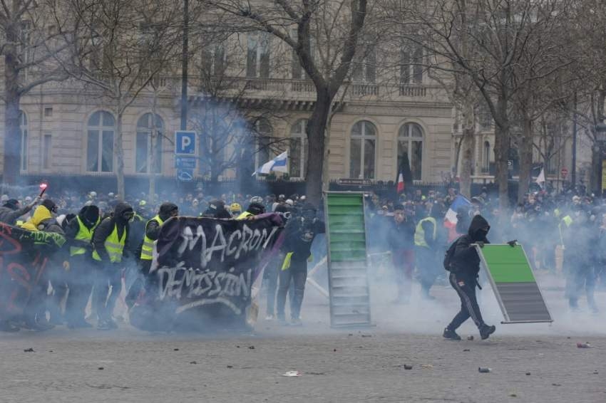 فرنسا: قوات الشغب تطلق الغاز المسيل للدموع ضد السترات الصفراء