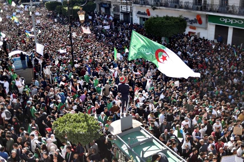 مظاهرات حاشدة في الجزائر للمطالبة برحيل بوتفليقة