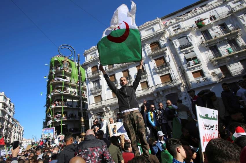 الجيش الجزائري: مسؤولون عن حل الأزمة السياسية