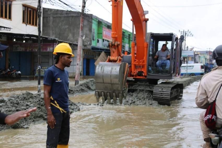 ارتفاع حصيلة قتلى الفيضانات والانهيارات الأرضية بإندونيسيا إلى 92