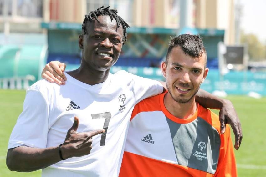 لاجئ سابق يلهم زملاءه في المنتخب الإيطالي لكرة القدم في الأولمبياد الخاص