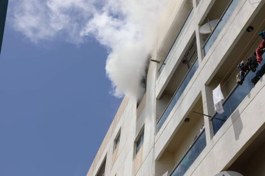 إخماد حريق شقة سكنية في عجمان