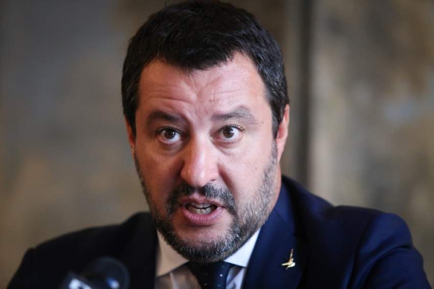 وزير الداخلية الإيطالي يرفض استقبال سفينة إنقاذ على متنها 49 شخصاً