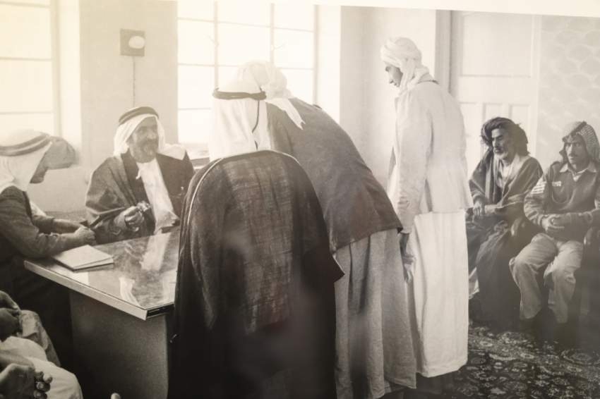 بالأبيض والأسود .. 37 صورة تستعيد الحياة في دبي قبل 57 عاماً