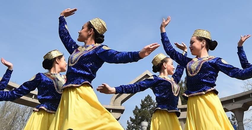 الحسناوات والصقور في ربيع قيرغيزستان