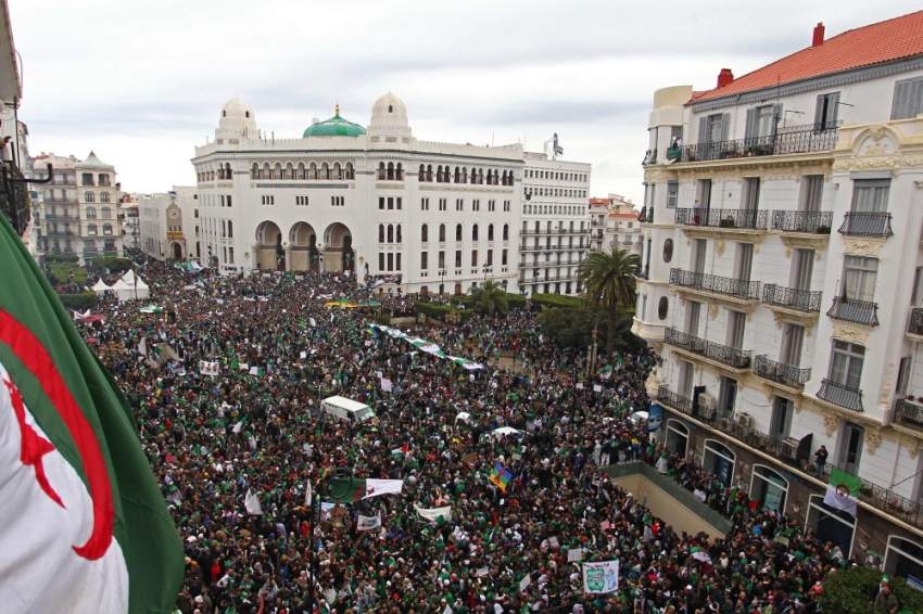 الجزائر: مئات الآلاف يحتشدون وسط العاصمة للمطالبة بتنحي بوتفليقة