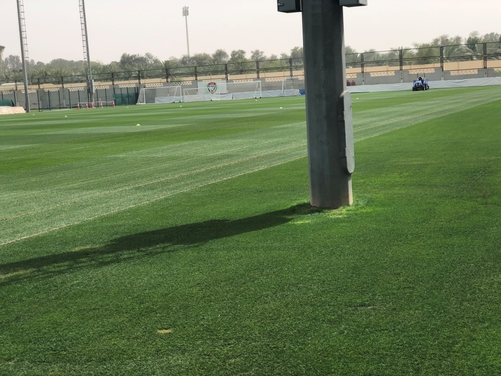 سوء الملاعب يهدد مستقبل نجوم الكرة في الإمارات