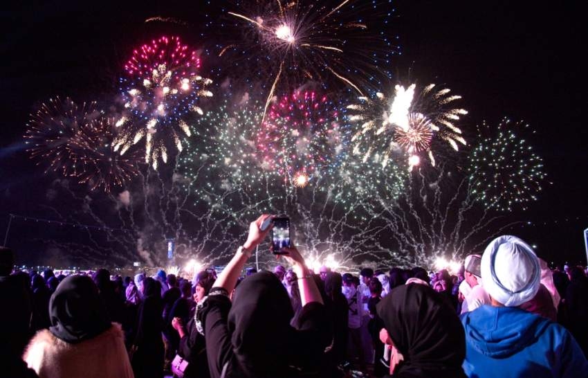 لوحات تشكيلية تضيء سماء أبوظبي في مهرجان «أم الإمارات»