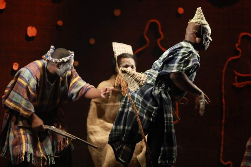 «مجاريح» .. مسرحية تتصدى للعنصرية بالحب والسينوغرافيا