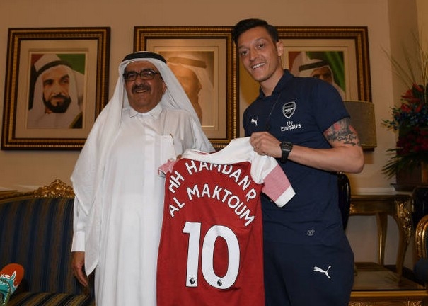 أرسنال الإنجليزي يهدي رئيس نادي النصر الإماراتي القميص رقم 10
