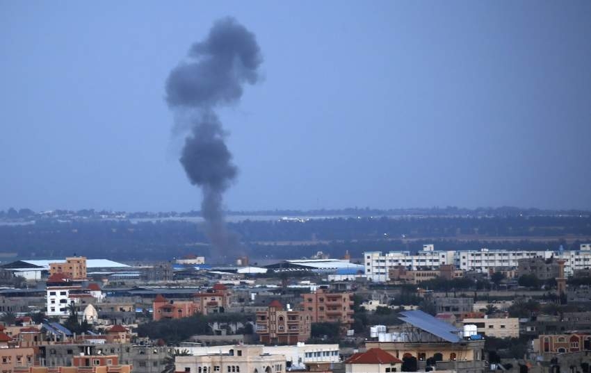 الاحتلال يقصف غزة رداً على صاروخ تل أبيب