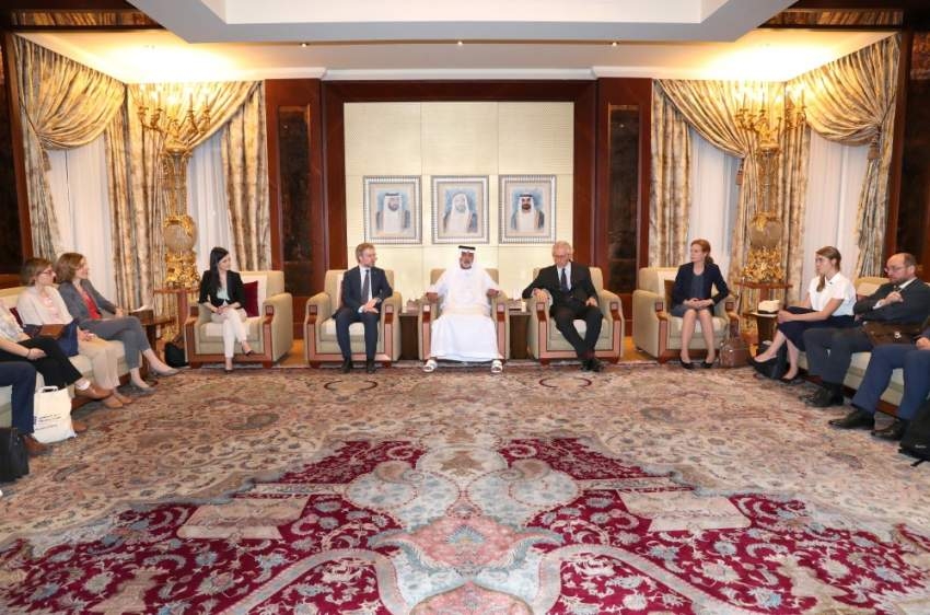 نهيان بن مبارك يستقبل وفد فريق الاتحاد الأوروبي العامل لمنطقة الخليج والشرق الأوسط