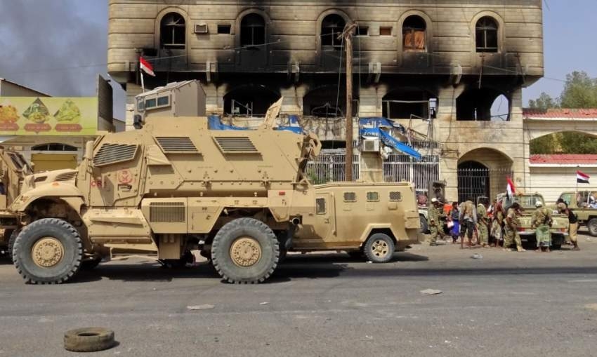 الحوثي يقصف مطاحن الحديدة والشرعية تباغت الانقلابيين في صعدة