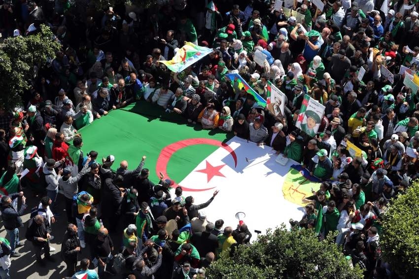 التظاهرات الحاشدة في الجزائر للمطالبة برحيل بوتفليقة تتواصل