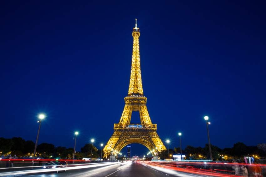 باريس تحتفي بمعلمها الأشهر «برج إيفل»
