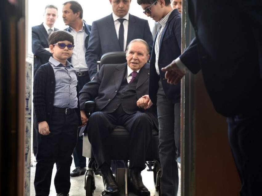 الرئيس الجزائري يعين حكومة لتصريف الأعمال وسط اضطرابات