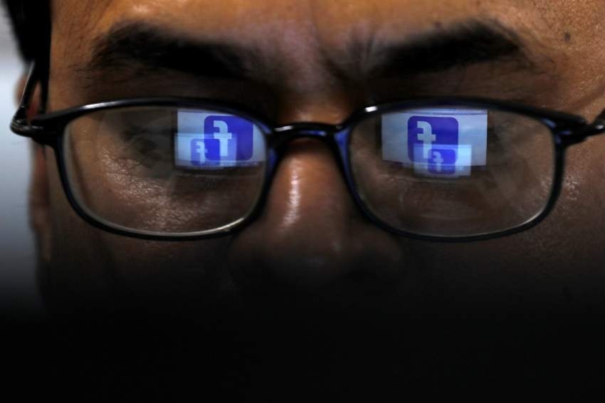 فيسبوك يطلب من مستخدميه كلمات المرور للبريد الإلكتروني