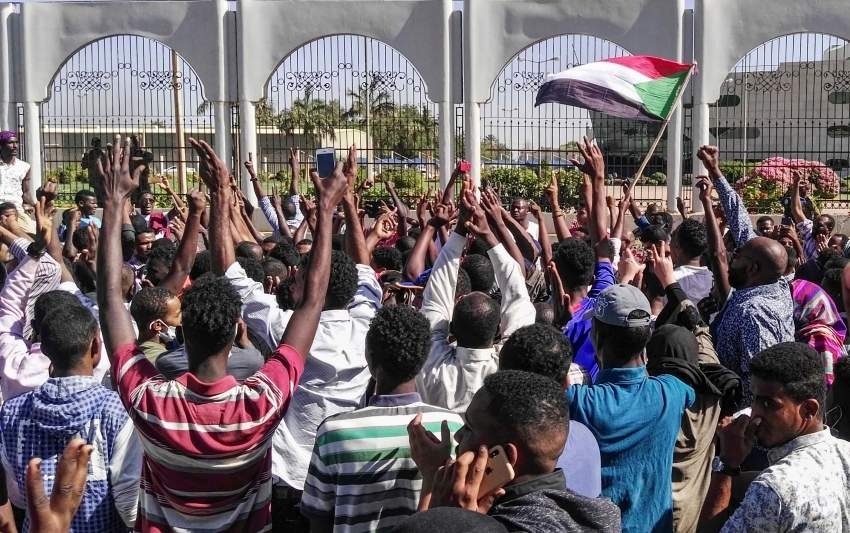 المتظاهرون يقتحمون القصر الرئاسي بالخرطوم