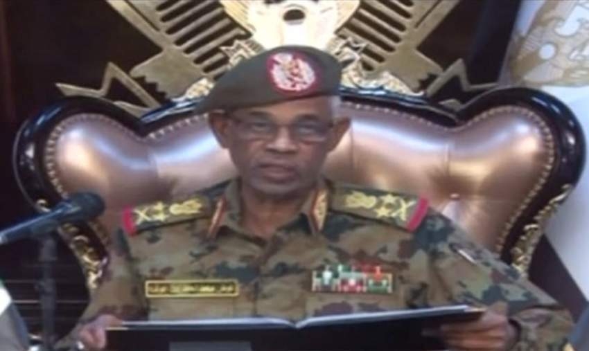 وزير الدفاع السوداني يعلن اقتلاع النظام الحاكم وتعطيل الدستور