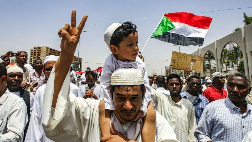 إلغاء حظر التجوال في السودان .. والتعهد باجتثاث النظام السابق