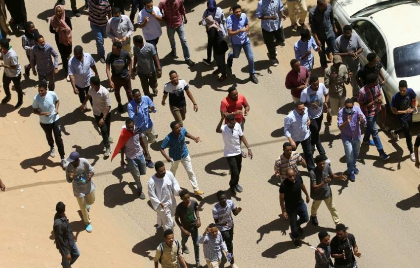 السودانيون يهتفون: في يومين سقّطنا رئيسين