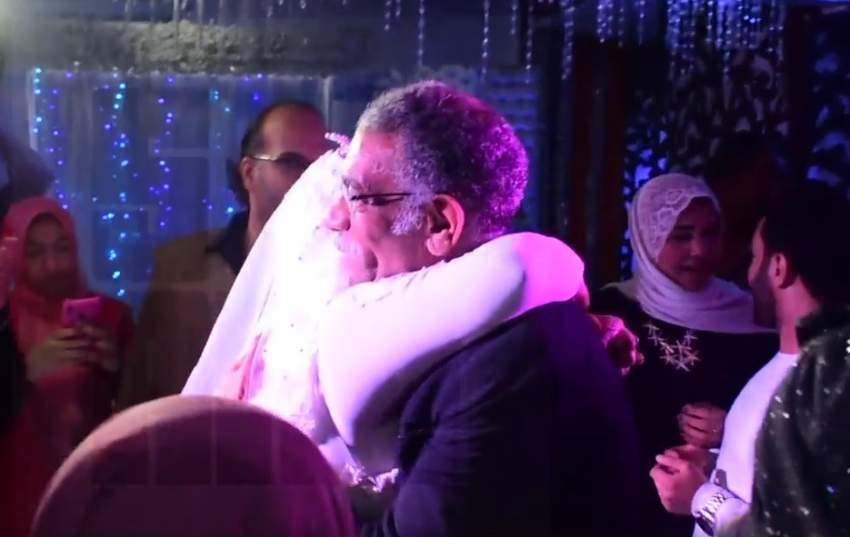 الفنان سيد رجب يلبي دعوة فتاة ويحضر زفافها
