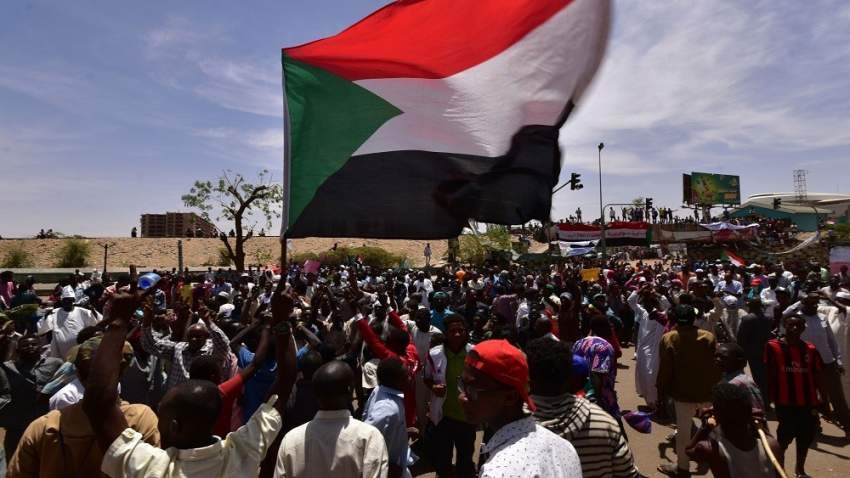 «المهنيين السودانيين» يطالب بالقبض على البشير وقادة حزب المؤتمر