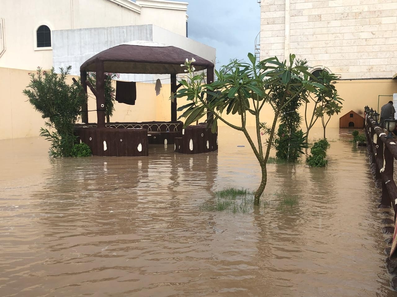 مواطنون: مياه الأمطار دخلت البيوت والحل شبكات تصريف متطورة