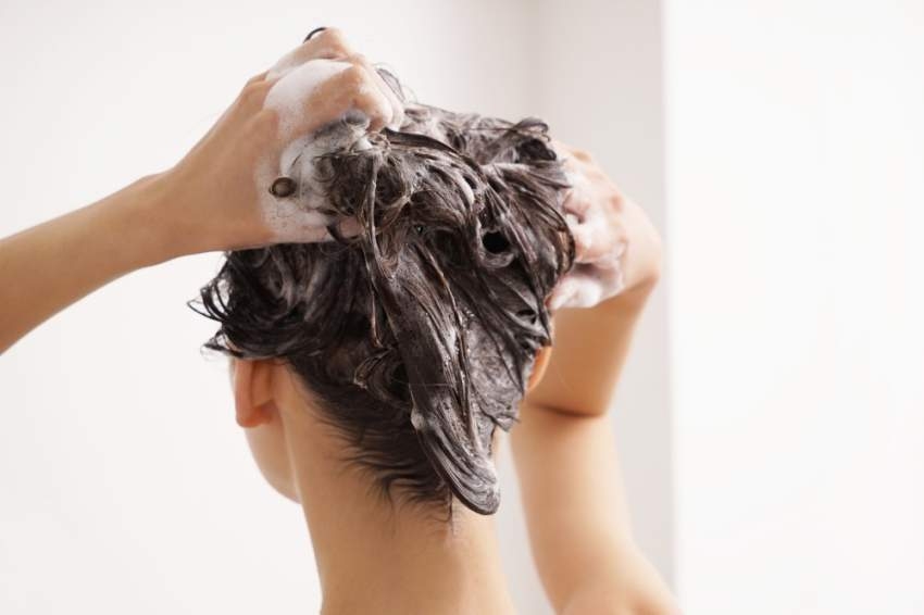 كم عدد مرات غسل الشعر في الأسبوع؟ خبراء يجيبون