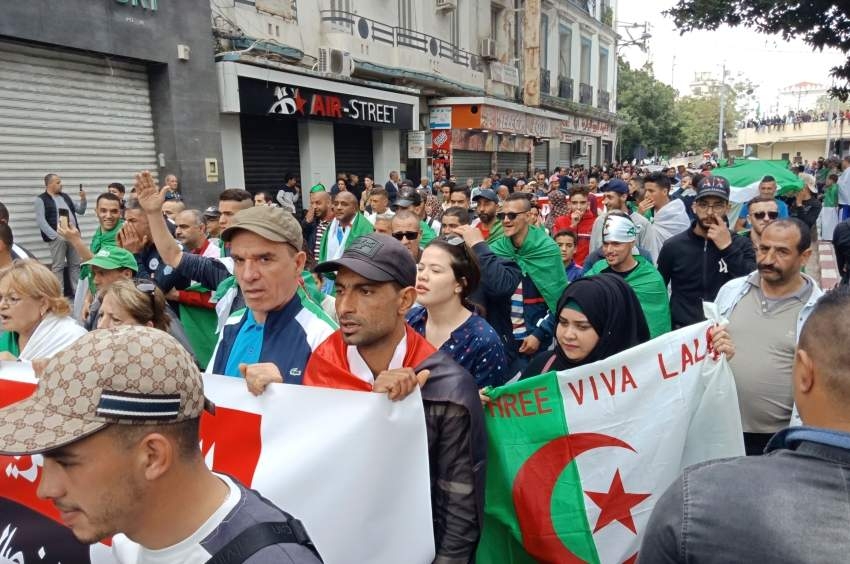 الجزائريون ينزلون إلى الشارع للجمعة التاسعة على التوالي