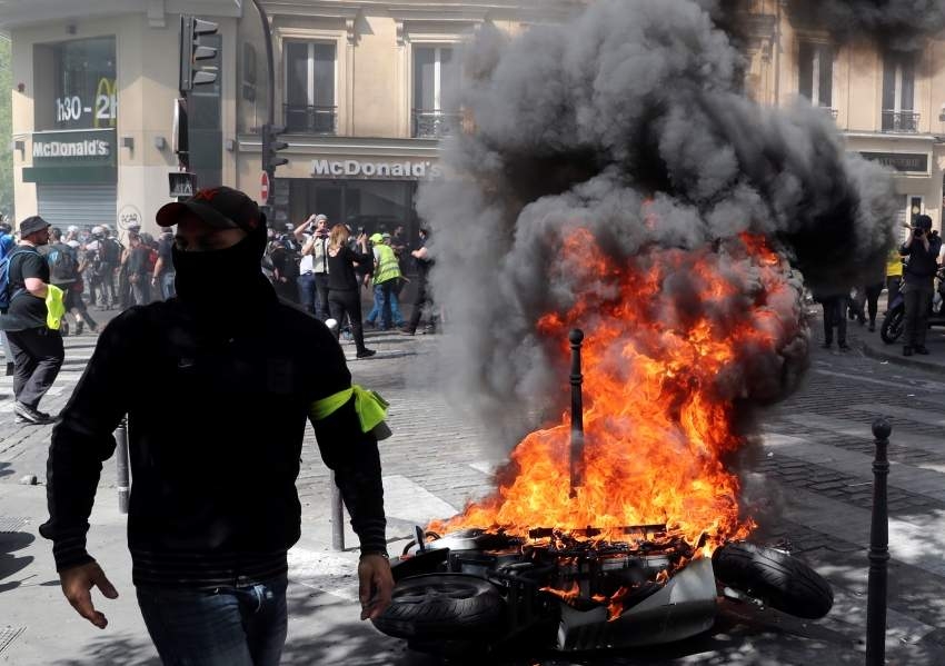 محتجو «السترات الصفراء» يتظاهرون في أنحاء فرنسا