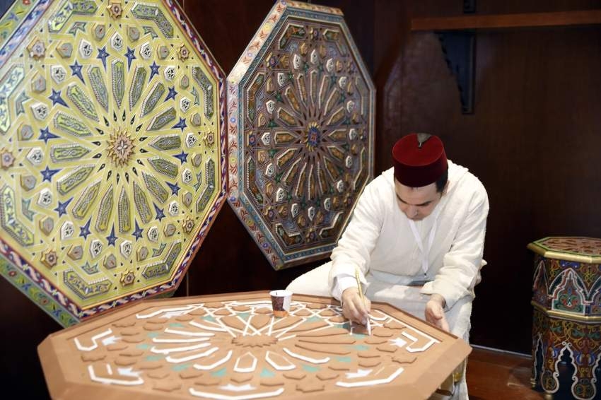 نقش على الخشب وسروج ذهبية وقفاطين تجسد التراث المغربي في أبوظبي