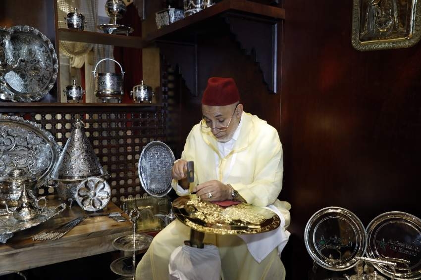 نقش على الخشب وسروج ذهبية وقفاطين تجسد التراث المغربي في أبوظبي