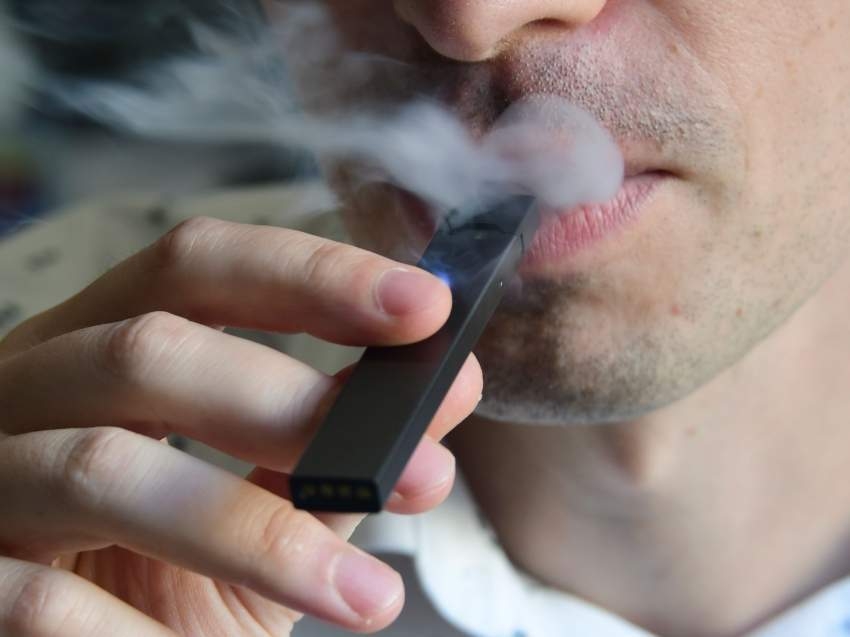 علماء يؤكدون: السجائر الإلكترونية تحتوي على بكتيريات مضرة بالرئة