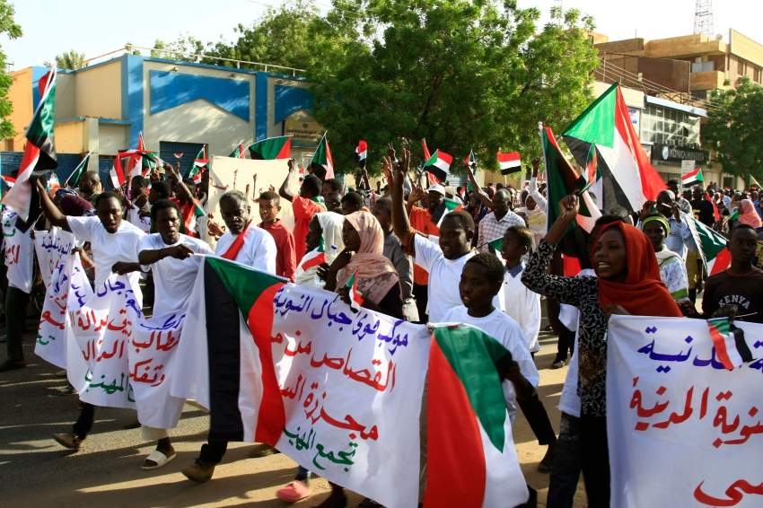قرقاش: الدول العربية تدعم انتقالاً منظماً ومستقراً في السودان