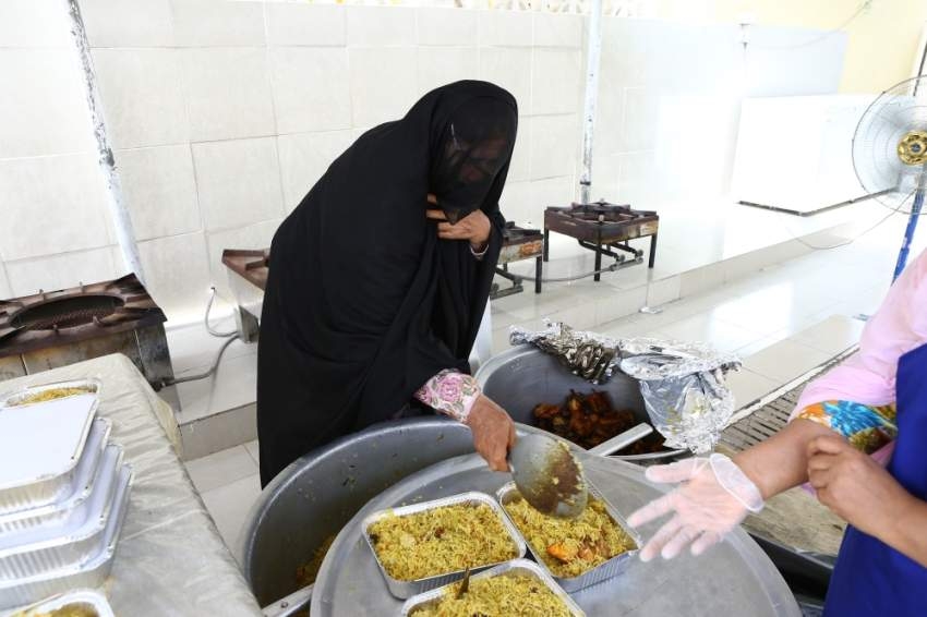 «خليفة الإنسانية» توزع 951 ألف وجبة إفطار