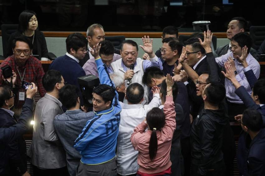 إصابة 4 نواب في شجار برلماني بهونغ كونغ