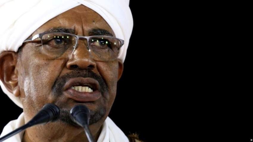 أسرة البشير تكلف 4 محامين بالدفاع عن الرئيس السوداني المعزول
