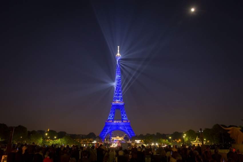 بالأضواء الليزرية باريس تحتفي بالعيد الـ130 لميلاد برج إيفل