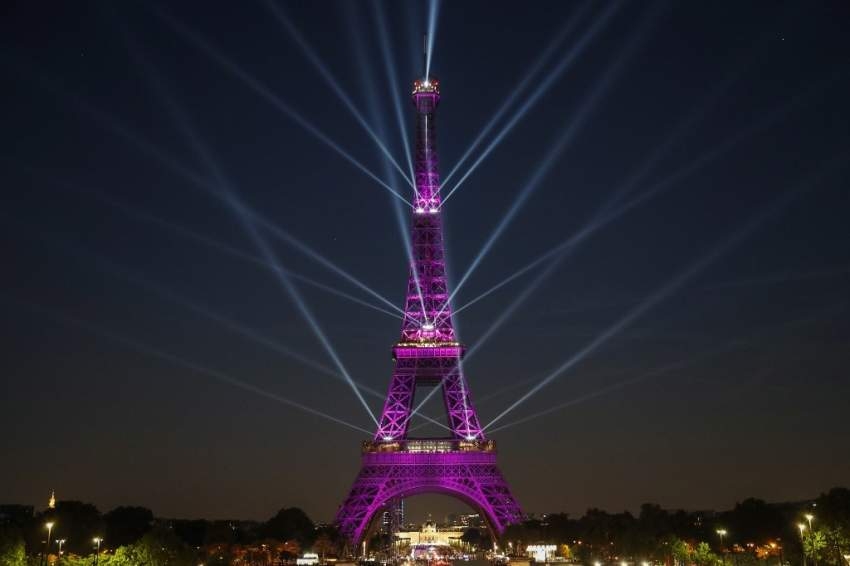 بالأضواء الليزرية باريس تحتفي بالعيد الـ130 لميلاد برج إيفل